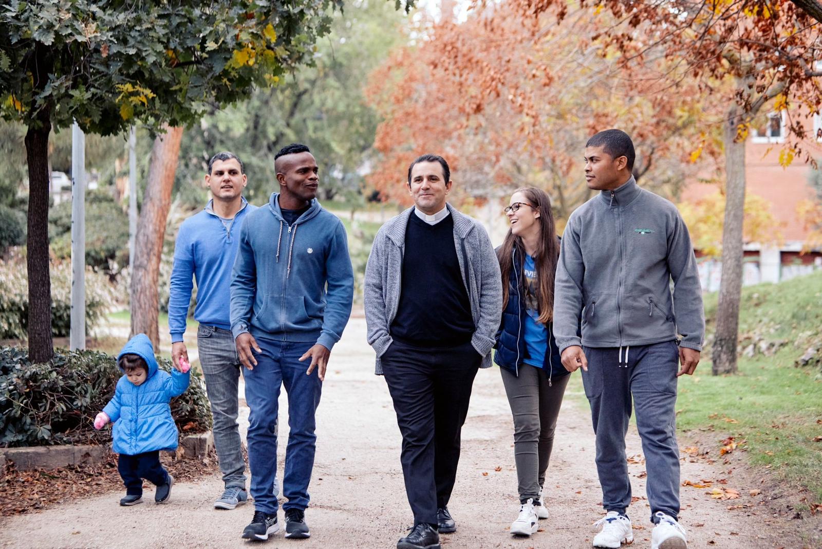 Grupo diverso de personas caminando juntas