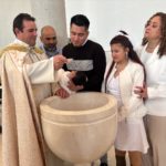 Niños acogidos en Cobijo reciben el bautismo